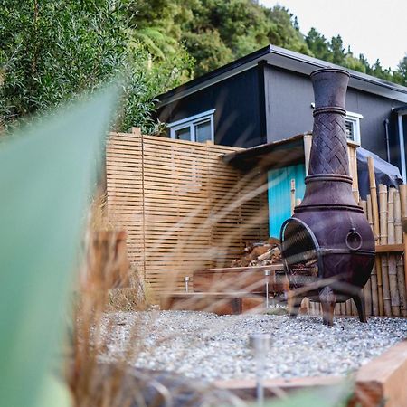 Kaitake Kabana - Unique, Off-Grid, Studio Retreat Oakura المظهر الخارجي الصورة