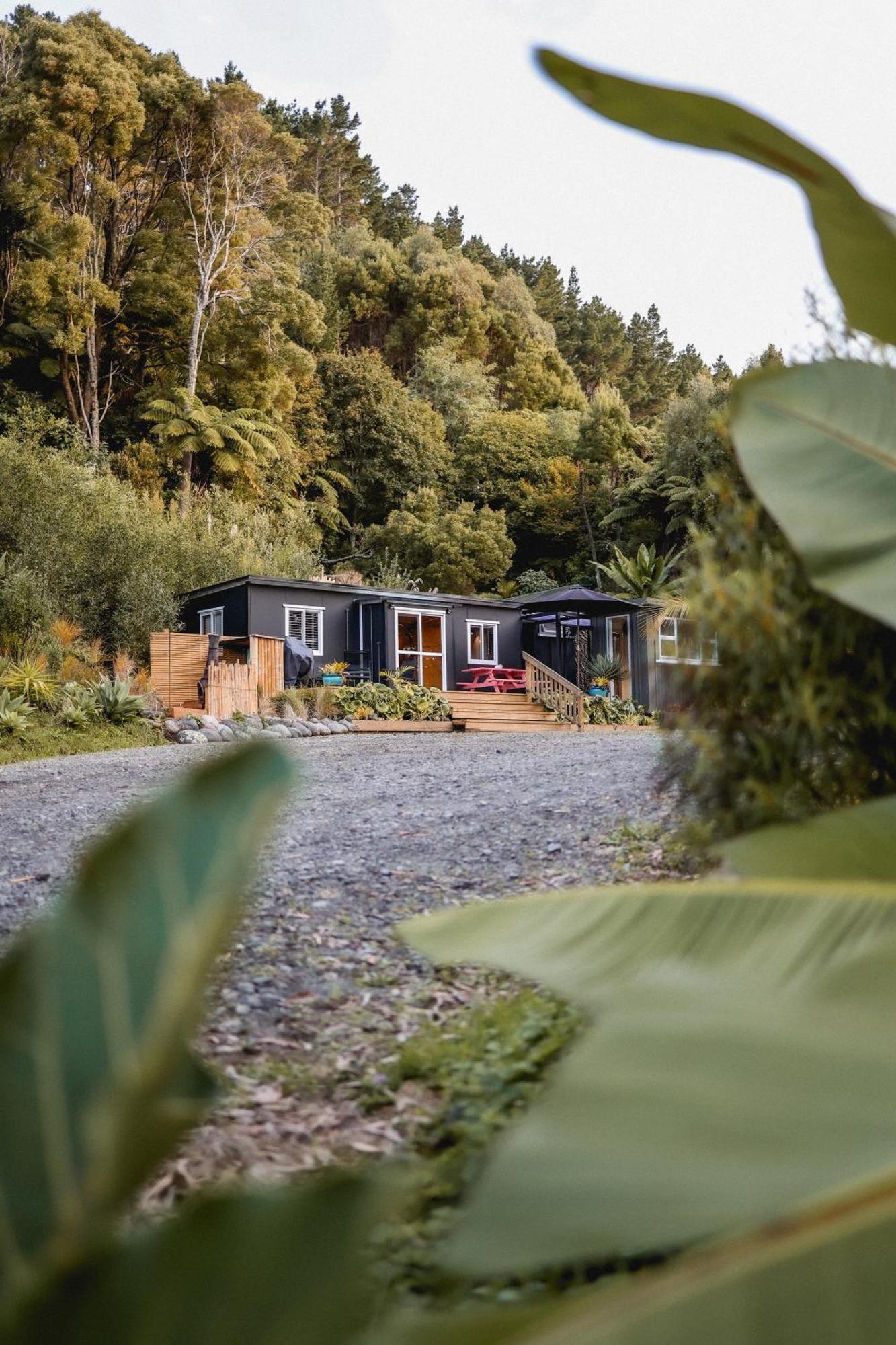Kaitake Kabana - Unique, Off-Grid, Studio Retreat Oakura المظهر الخارجي الصورة