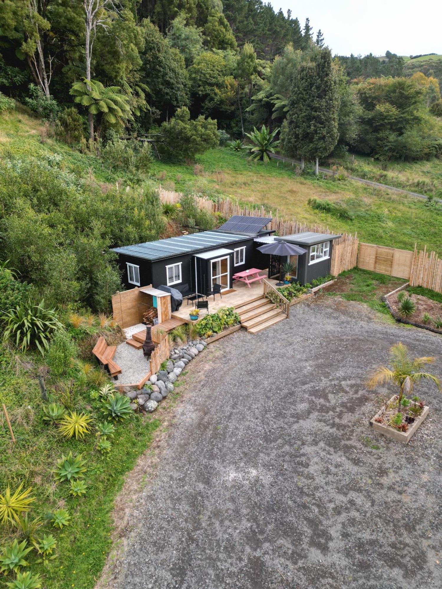 Kaitake Kabana - Unique, Off-Grid, Studio Retreat Oakura المظهر الخارجي الصورة