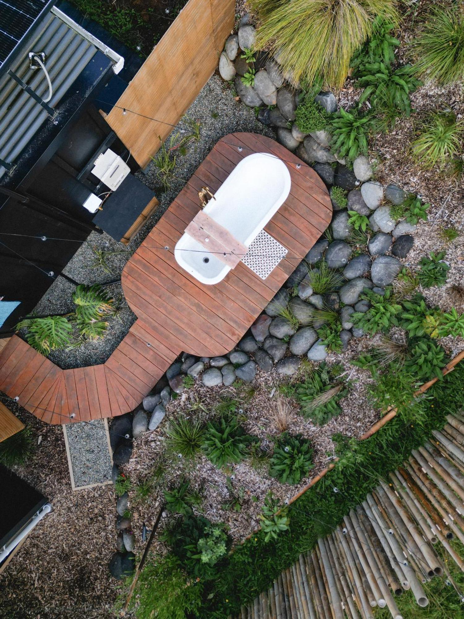 Kaitake Kabana - Unique, Off-Grid, Studio Retreat Oakura المظهر الخارجي الصورة